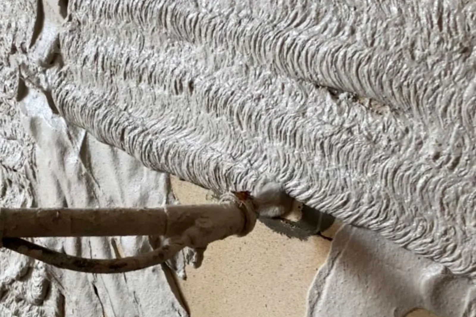 Stroj za žbukanje i crijeva na gradilištu